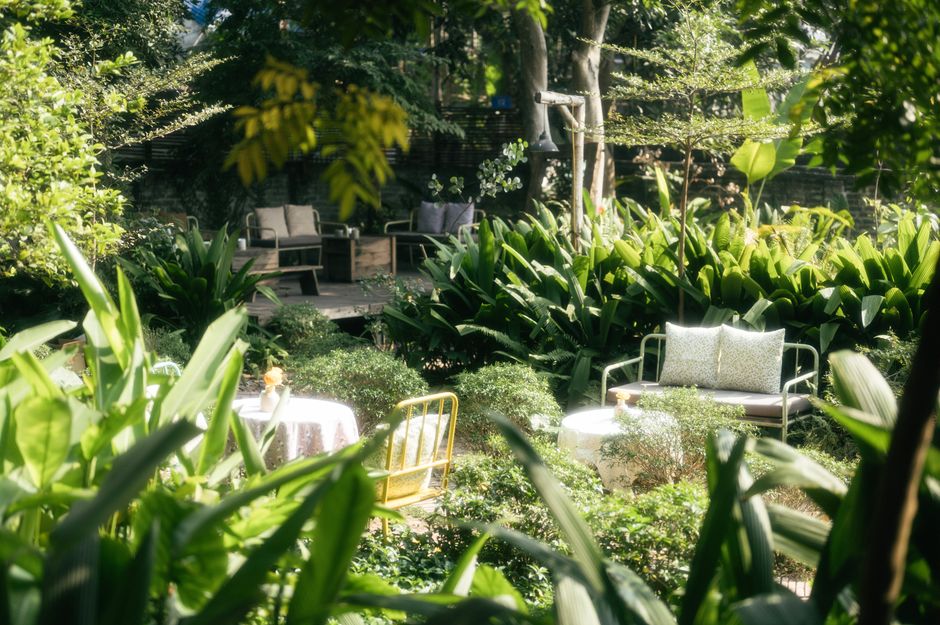 A serene garden scene with seating in lush greenery, perfect for relaxation in Thành phố Lạng Sơn, Vietnam.